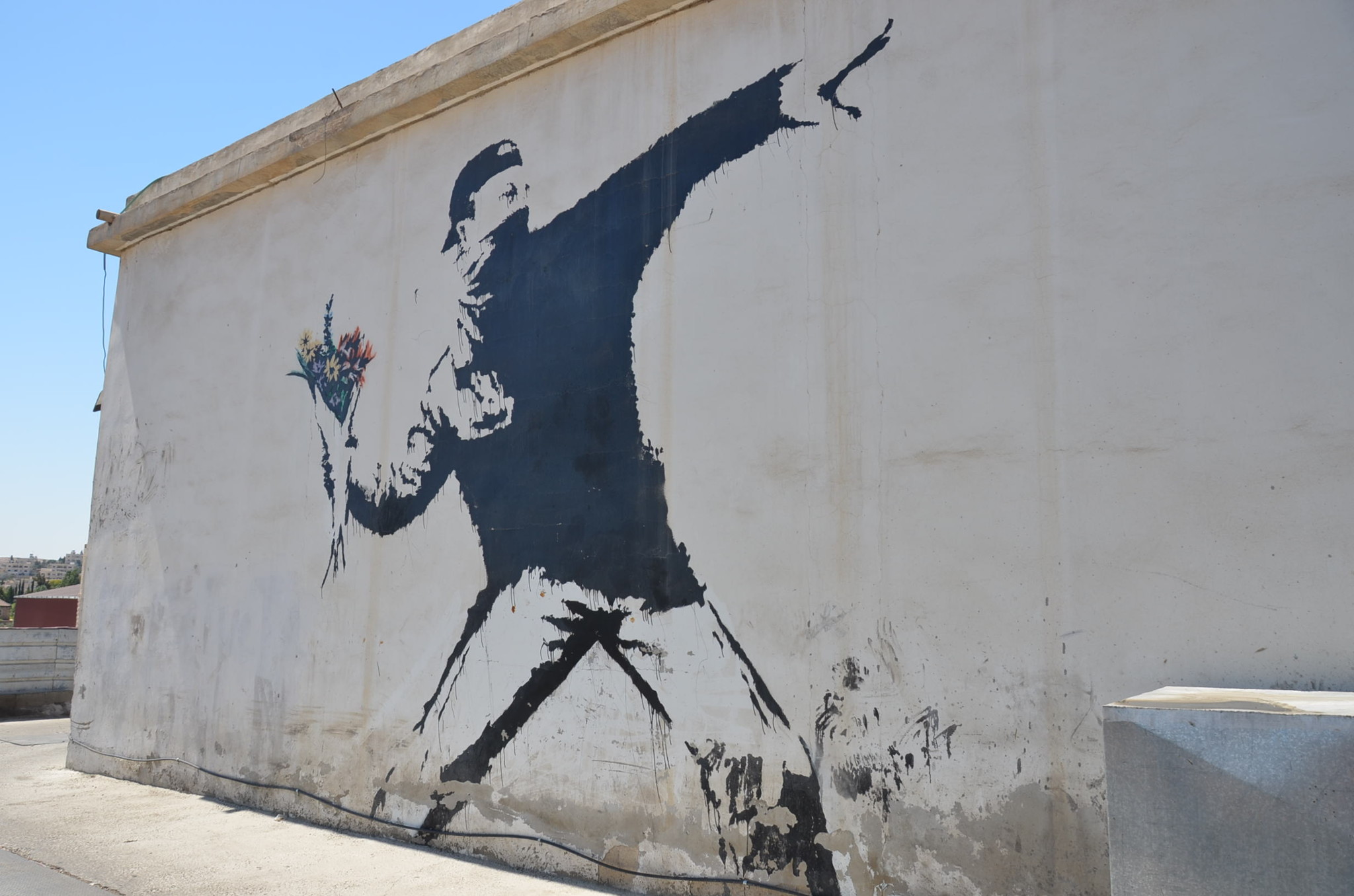 ガソリンスタンドの壁に描かれた爆弾ではなく花を投げる「flower thrower」