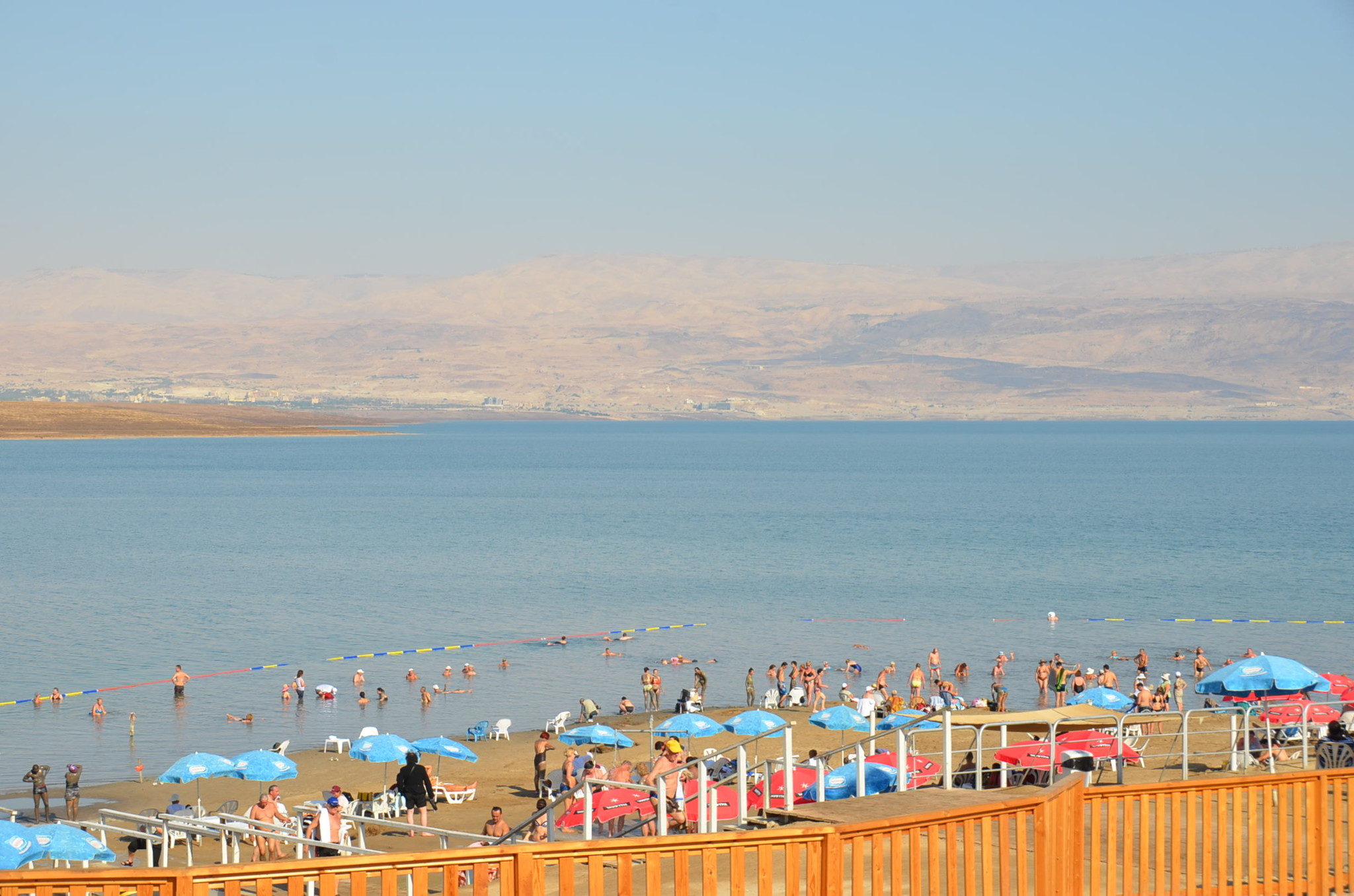 死海のビーチ。向こう岸はヨルダン側