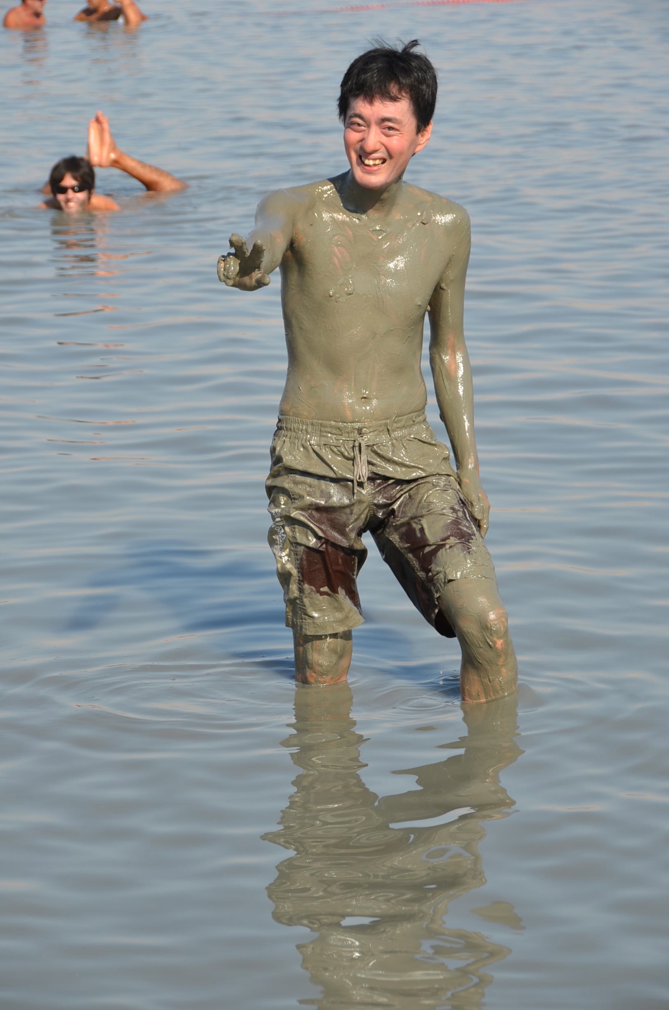 死海で泥パック。塩分30％でものすごいしみました