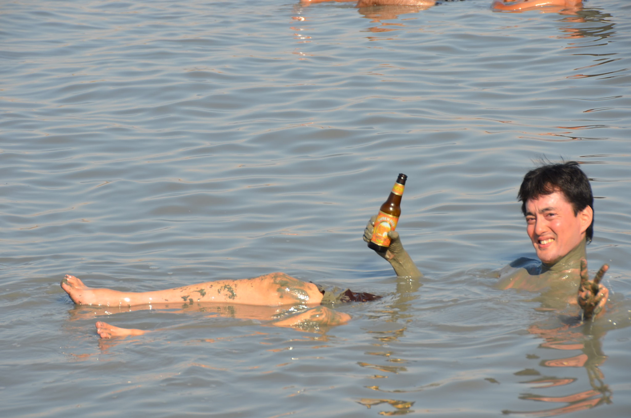 死海でビール飲みながら浮かぶ編。塩分30％なので自然に浮きます