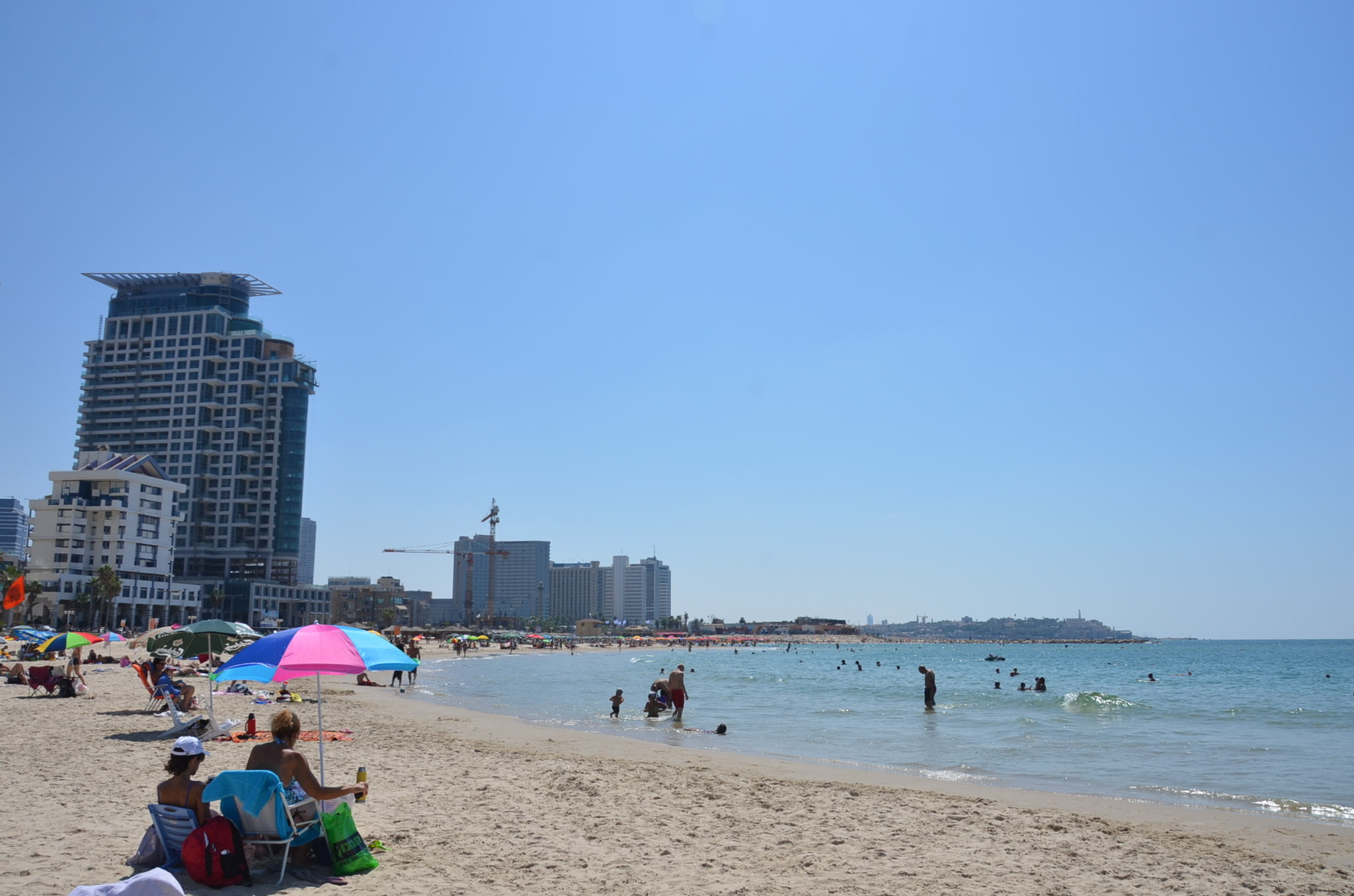 テルアビブの地中海ビーチ。ユダヤ教の新年でもここだけはやっていた
