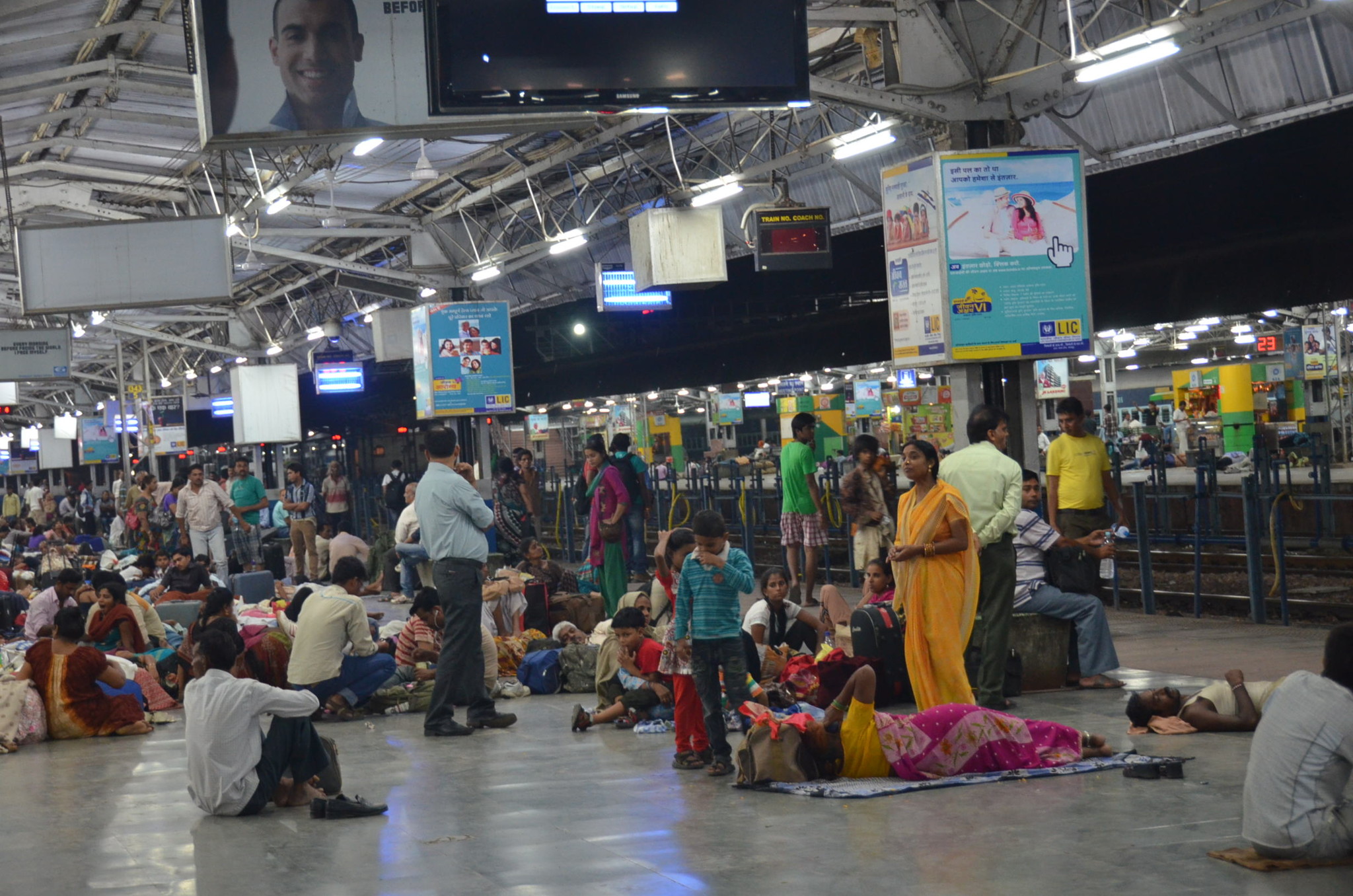 アーグラーカント駅で寝台列車を待つ。ホームで寝ているひとが多い