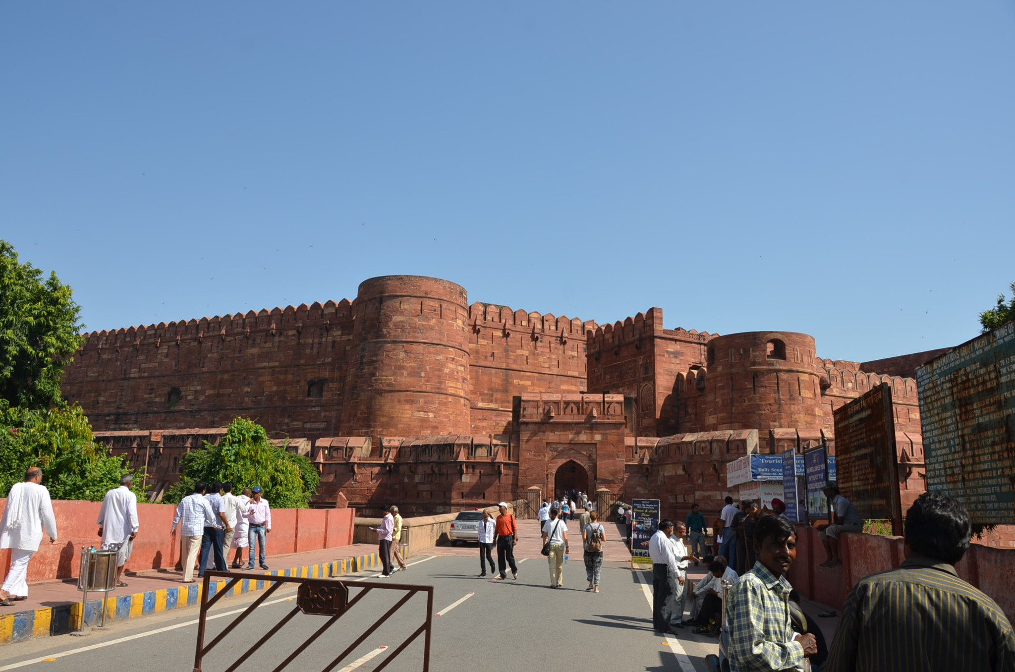 アーグラー城の入口。赤い城壁