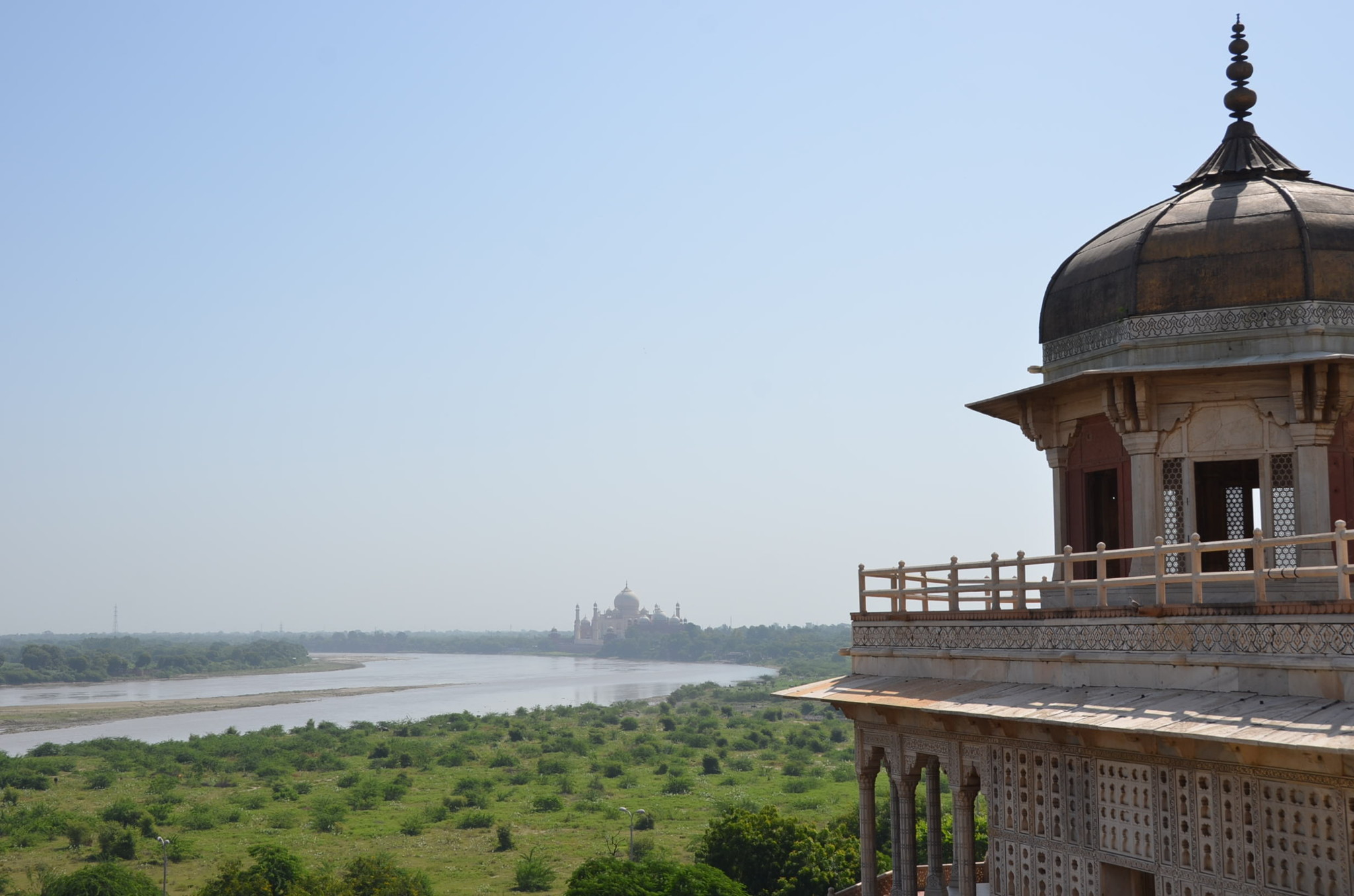 アーグラー城からタージマハル。右側が幽閉されていた搭