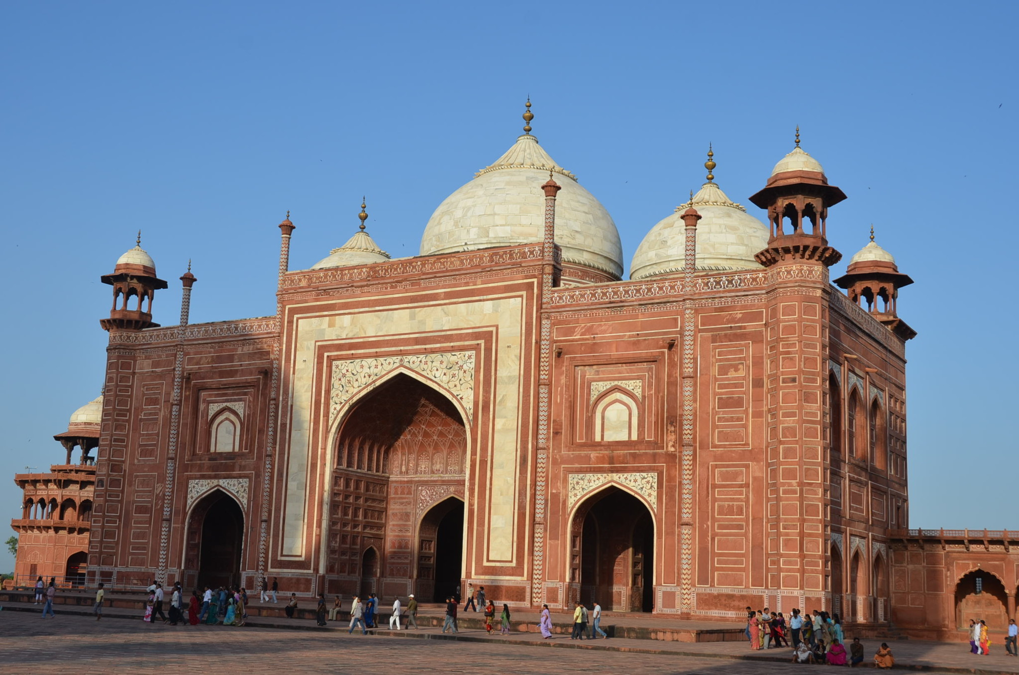 タージマハルの左右対称にある建物。徹底っぷりがすごい