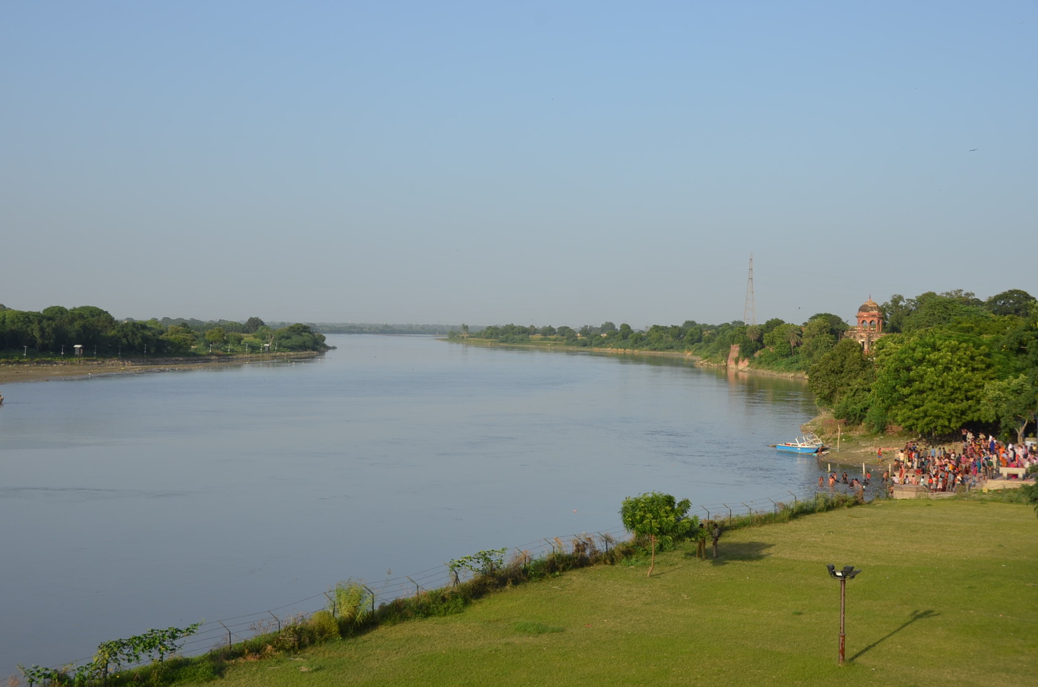 タージマハルの裏手は川になっている。右側のところでガネーシャの祭りをやっているようであった