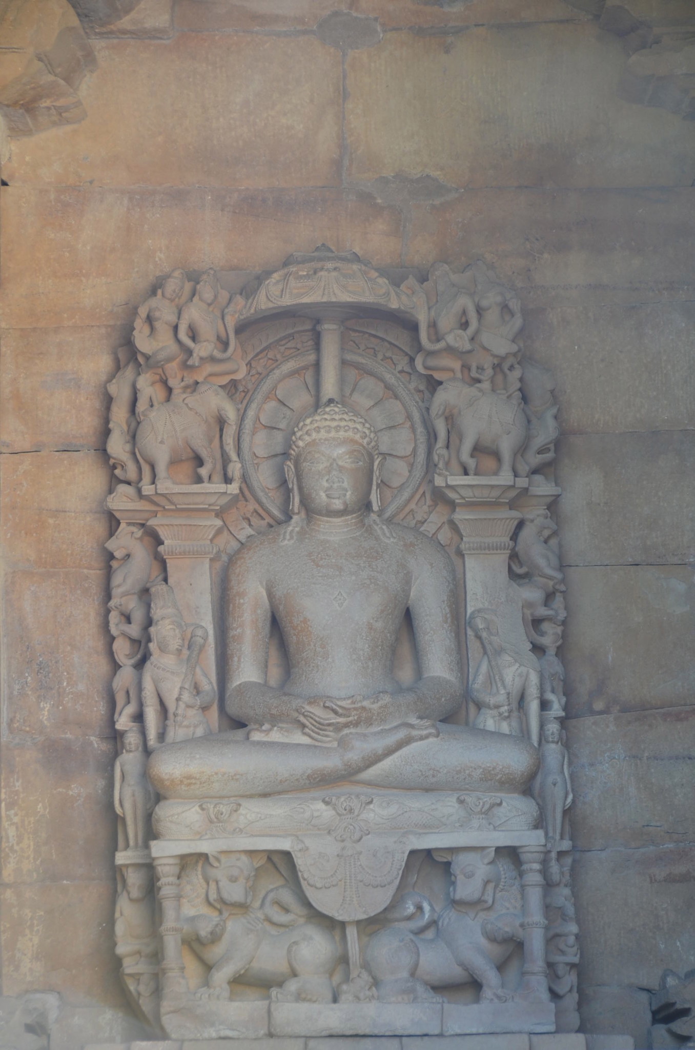 東群寺院内部。ブッダが残っている（西群にはなかった）