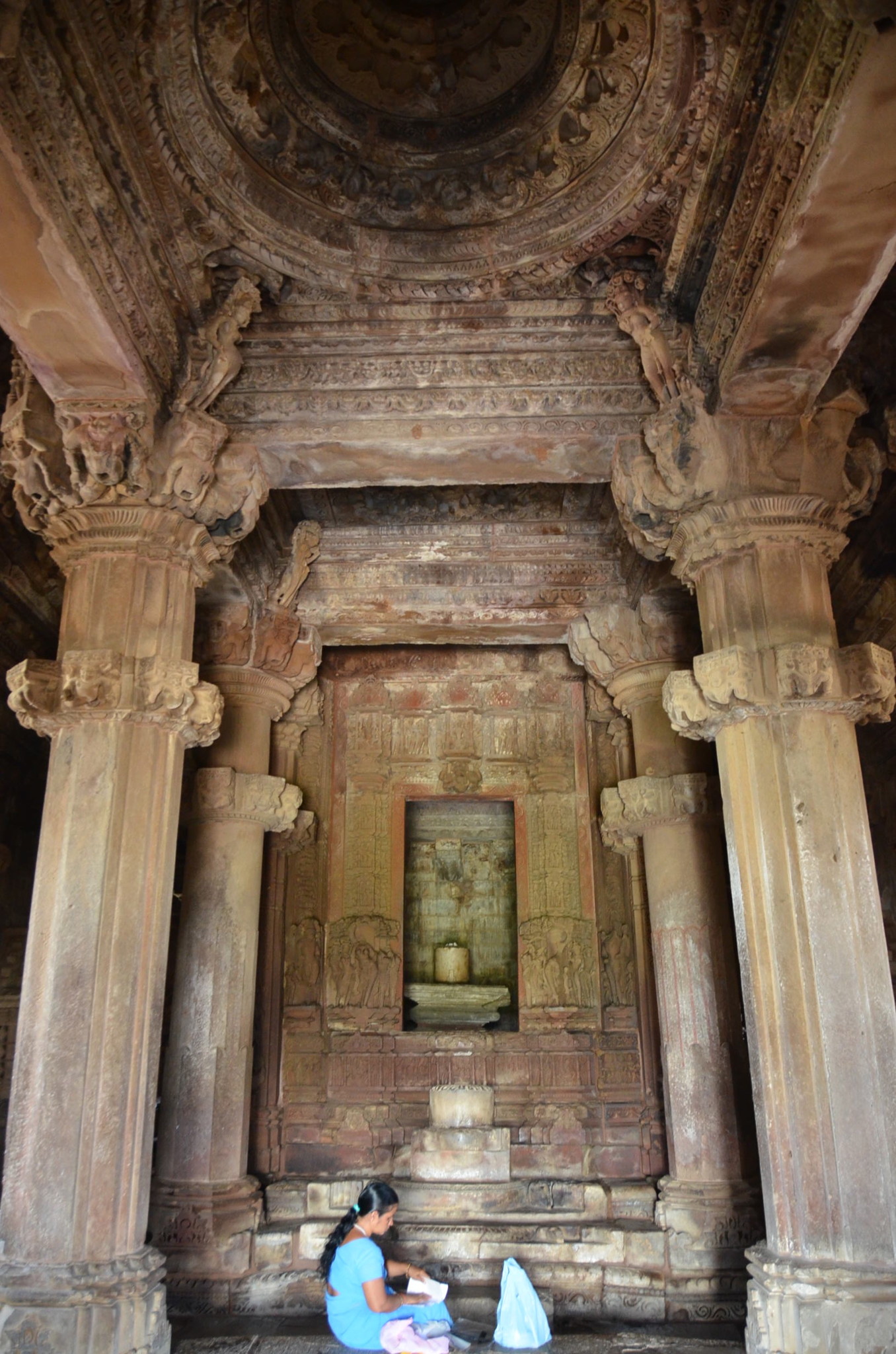 寺院内部はお祈りのスペース