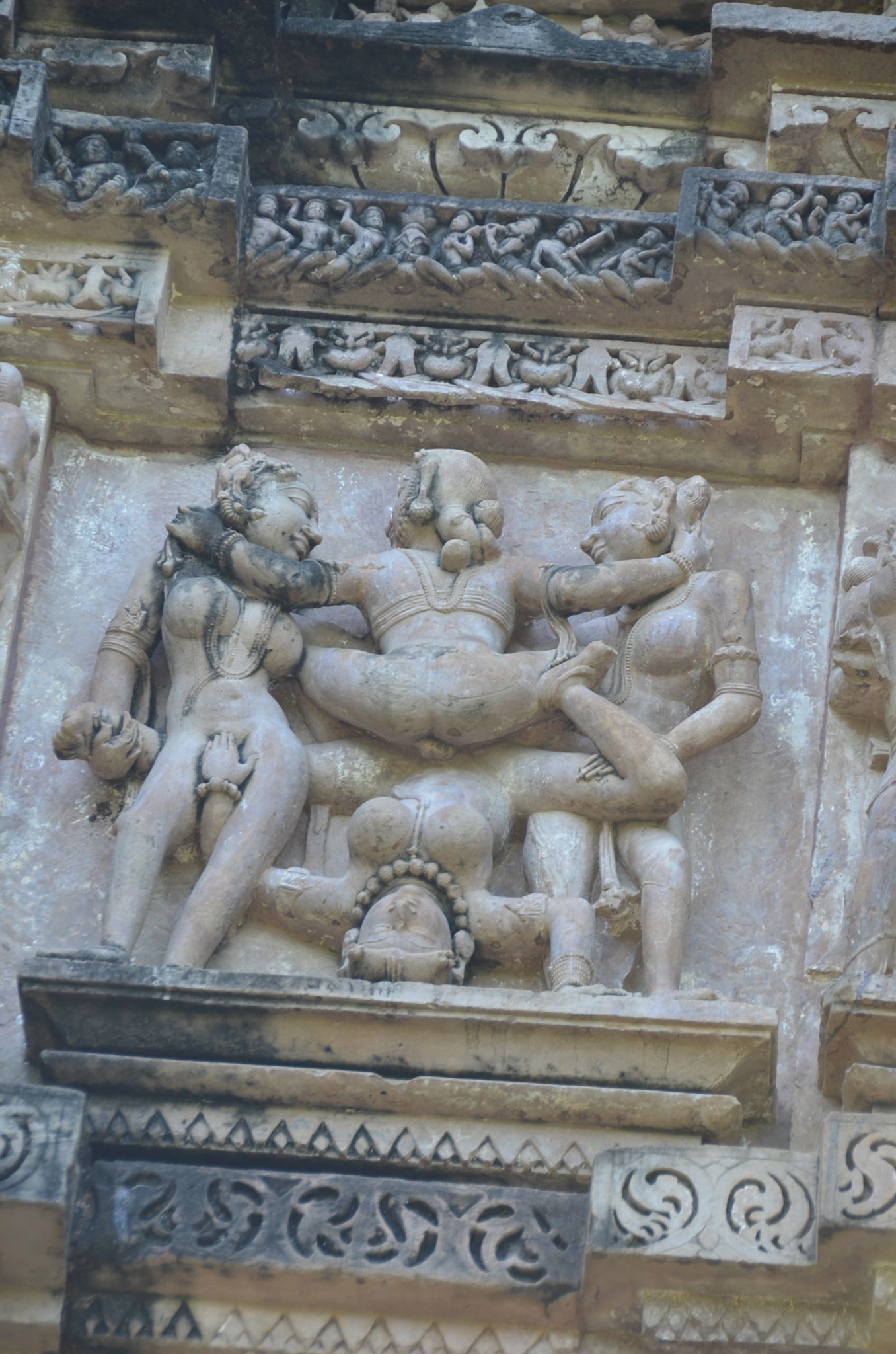 ヴィシュヴァナータ寺院のセクシャルな彫り物