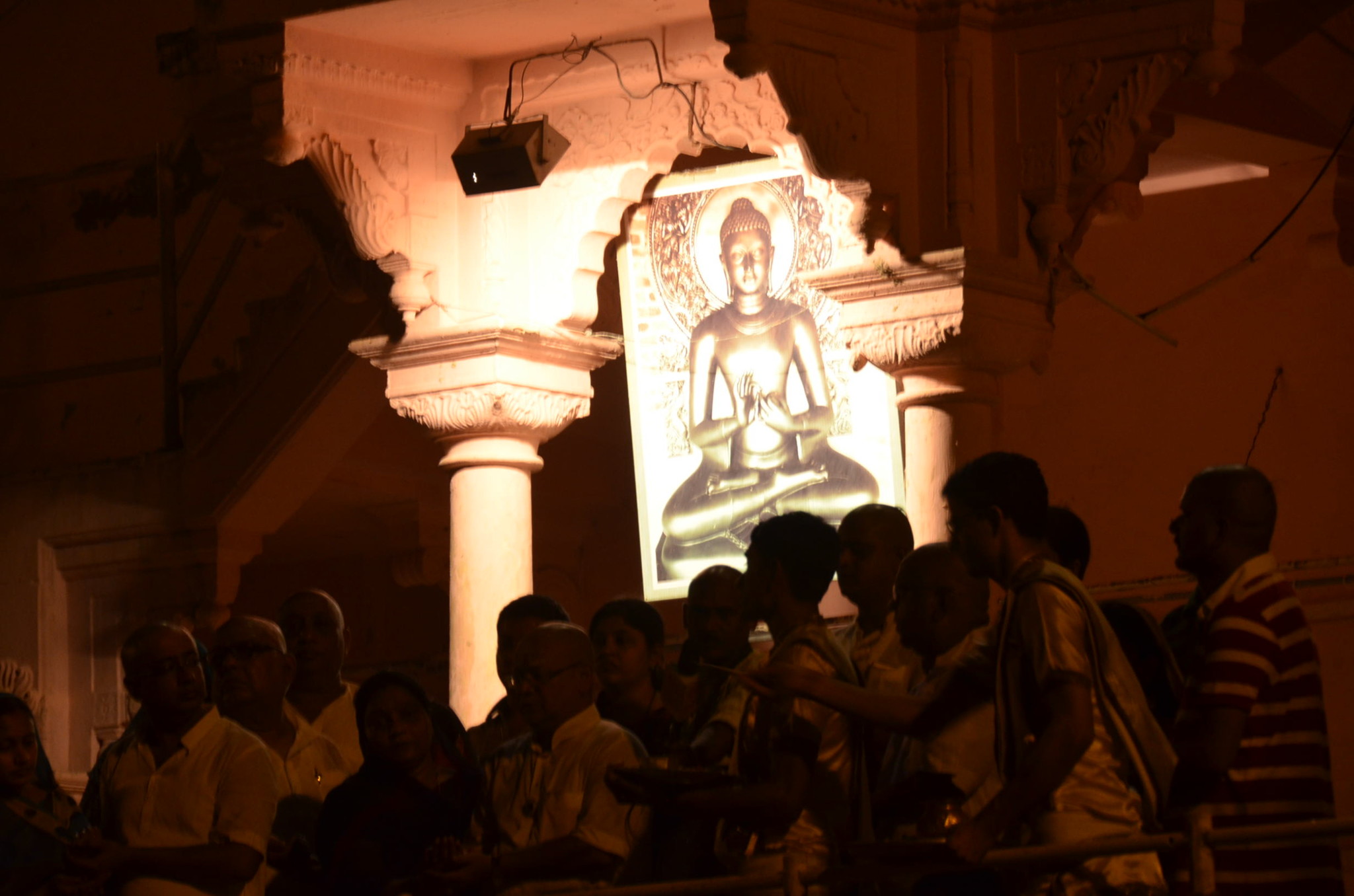 毎日ある儀式プージャ。ブッダが描かれている