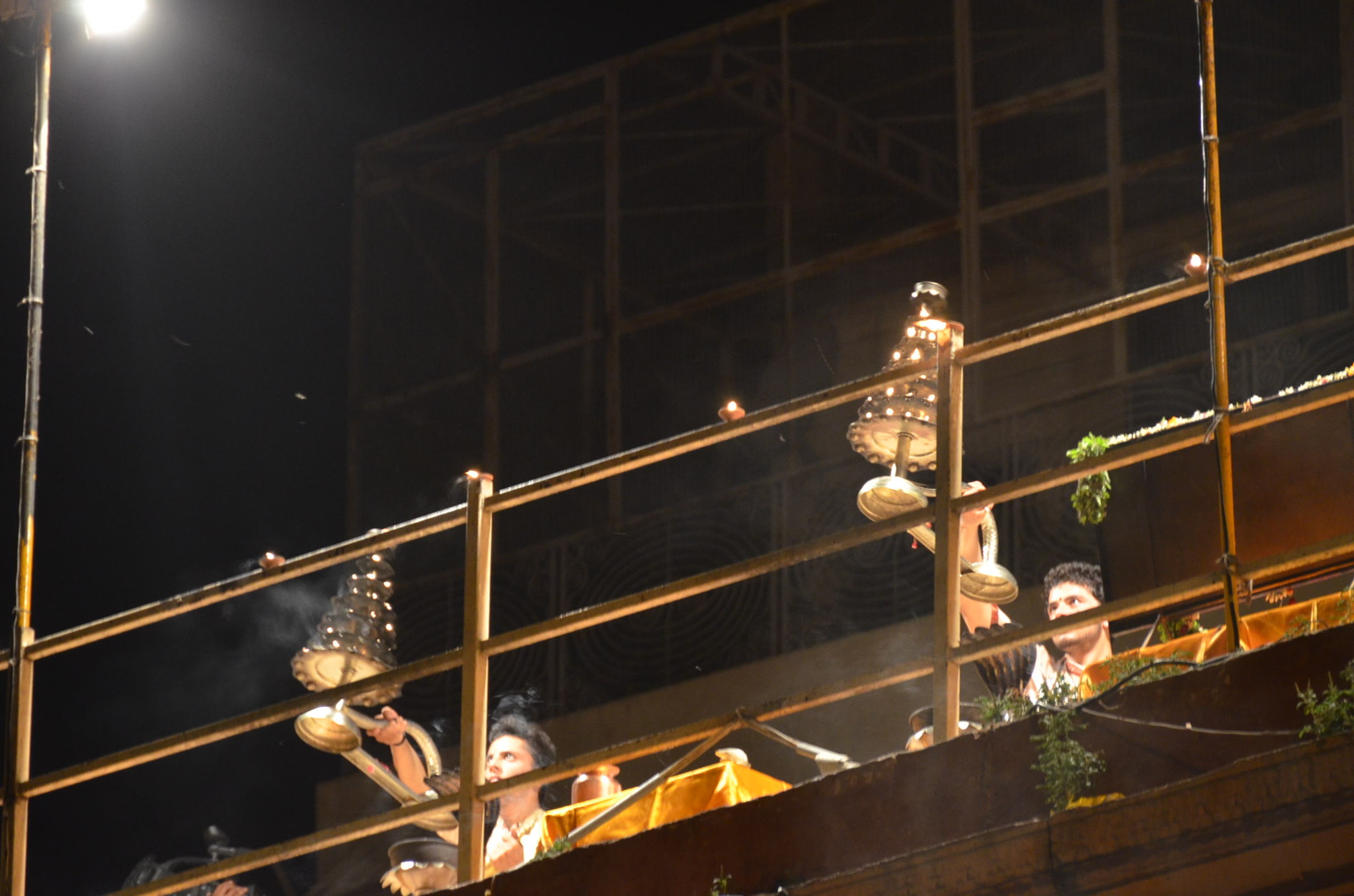 毎日ある儀式プージャ。上部で儀式が続く