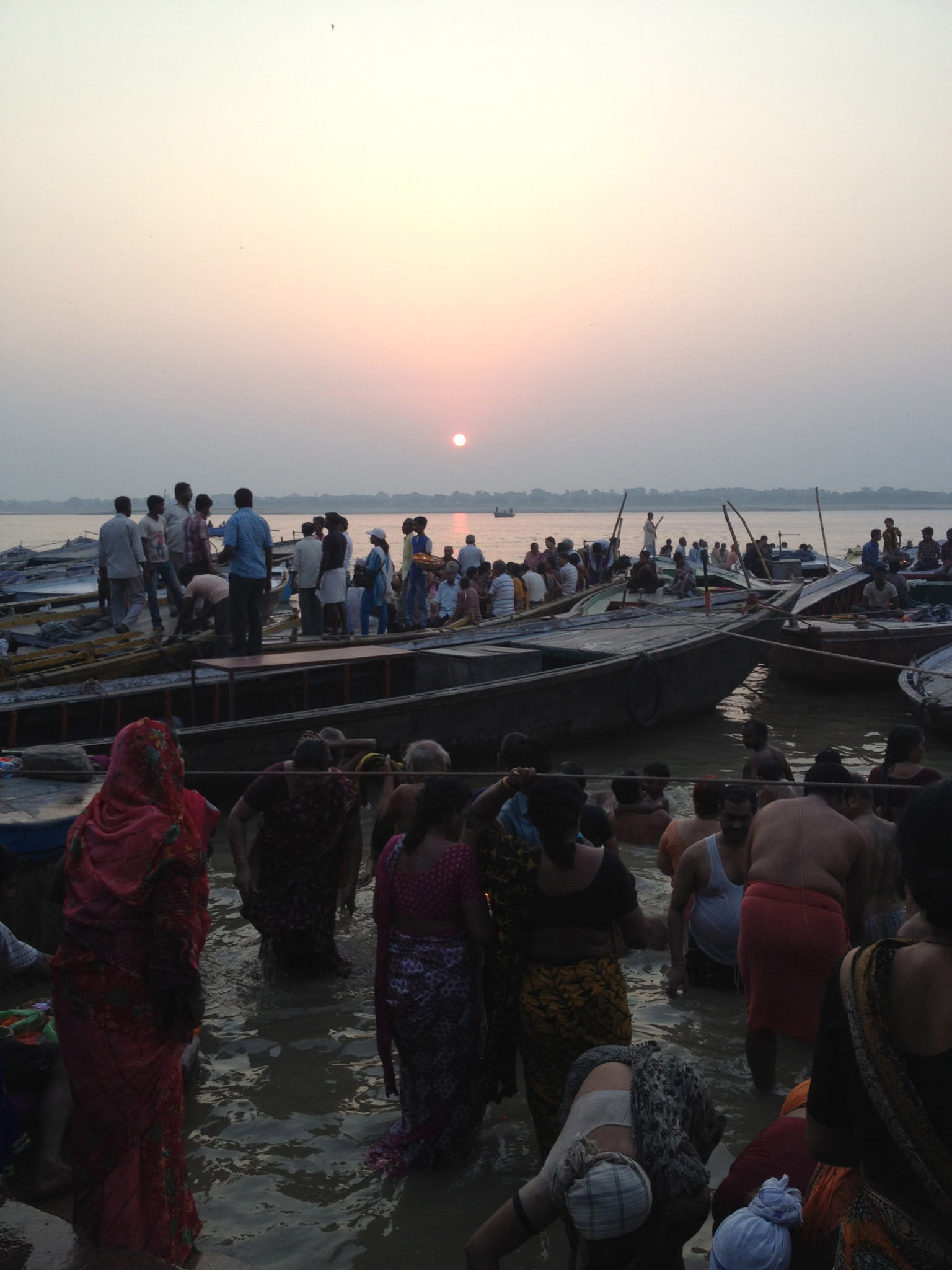 ガンガーの日の出と沐浴するひと