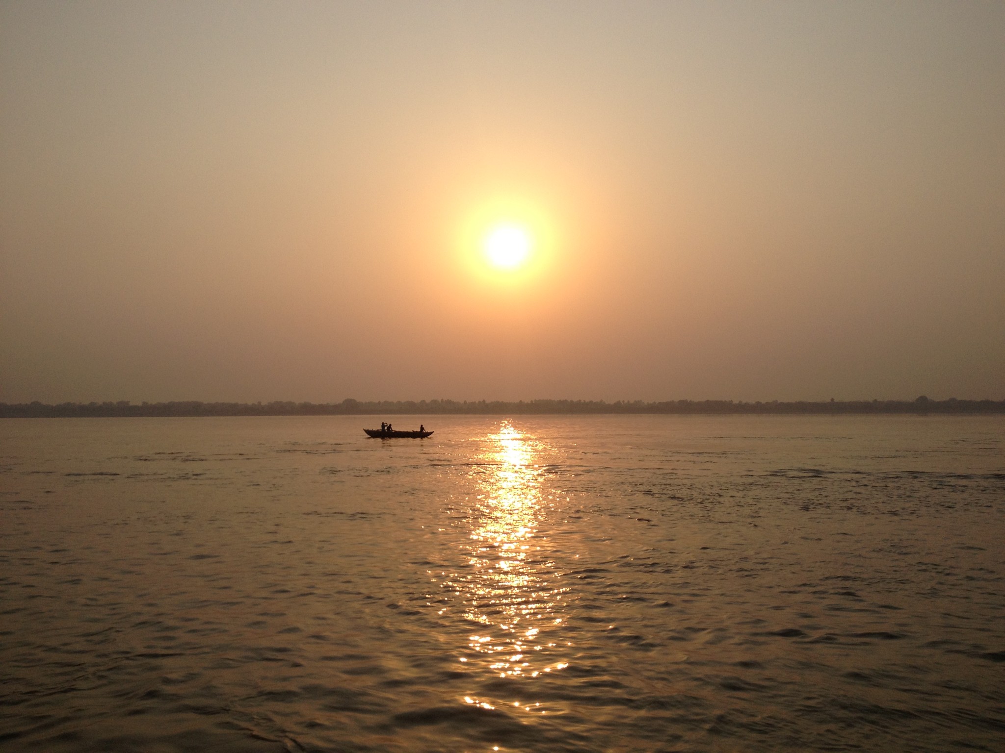 ガンガーの日の出。非常に幻想的