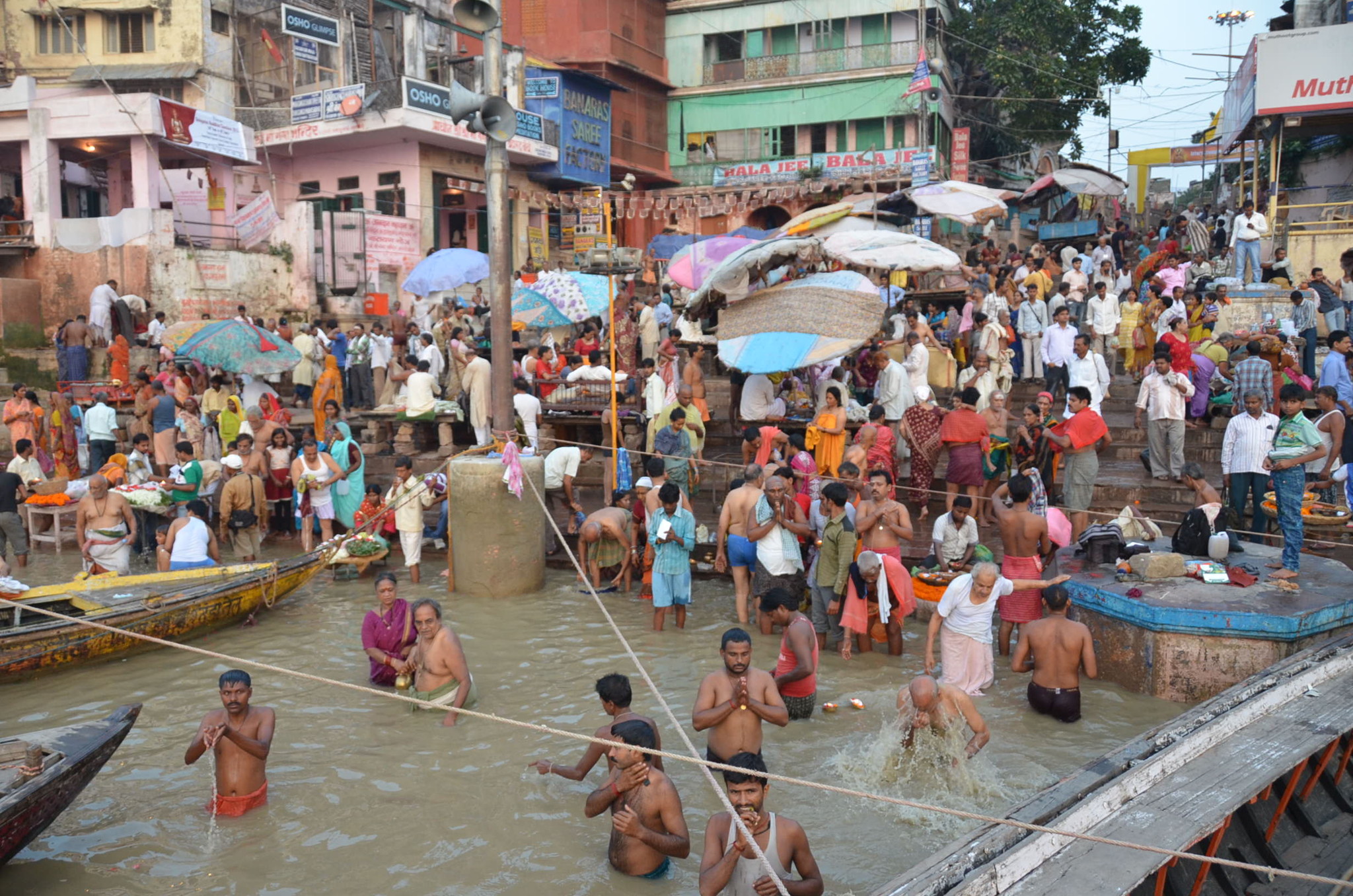 ガンガーで沐浴するひとびと