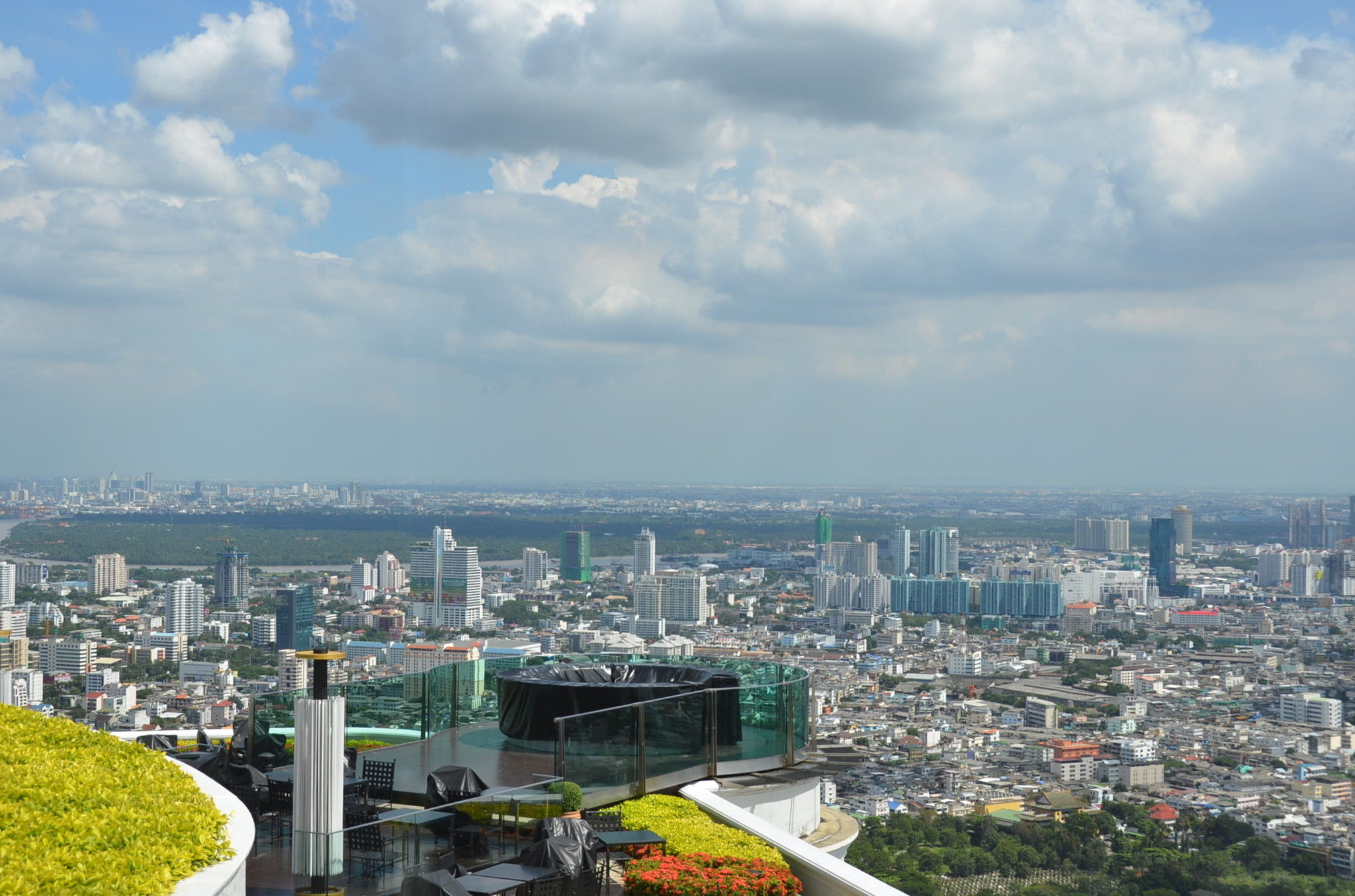 景色がよいスカイバー。が、夕方からしか営業していなくて入れず