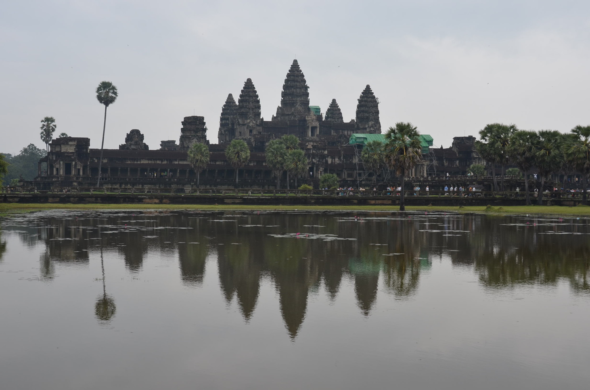 アンコールワット。池で反射して綺麗