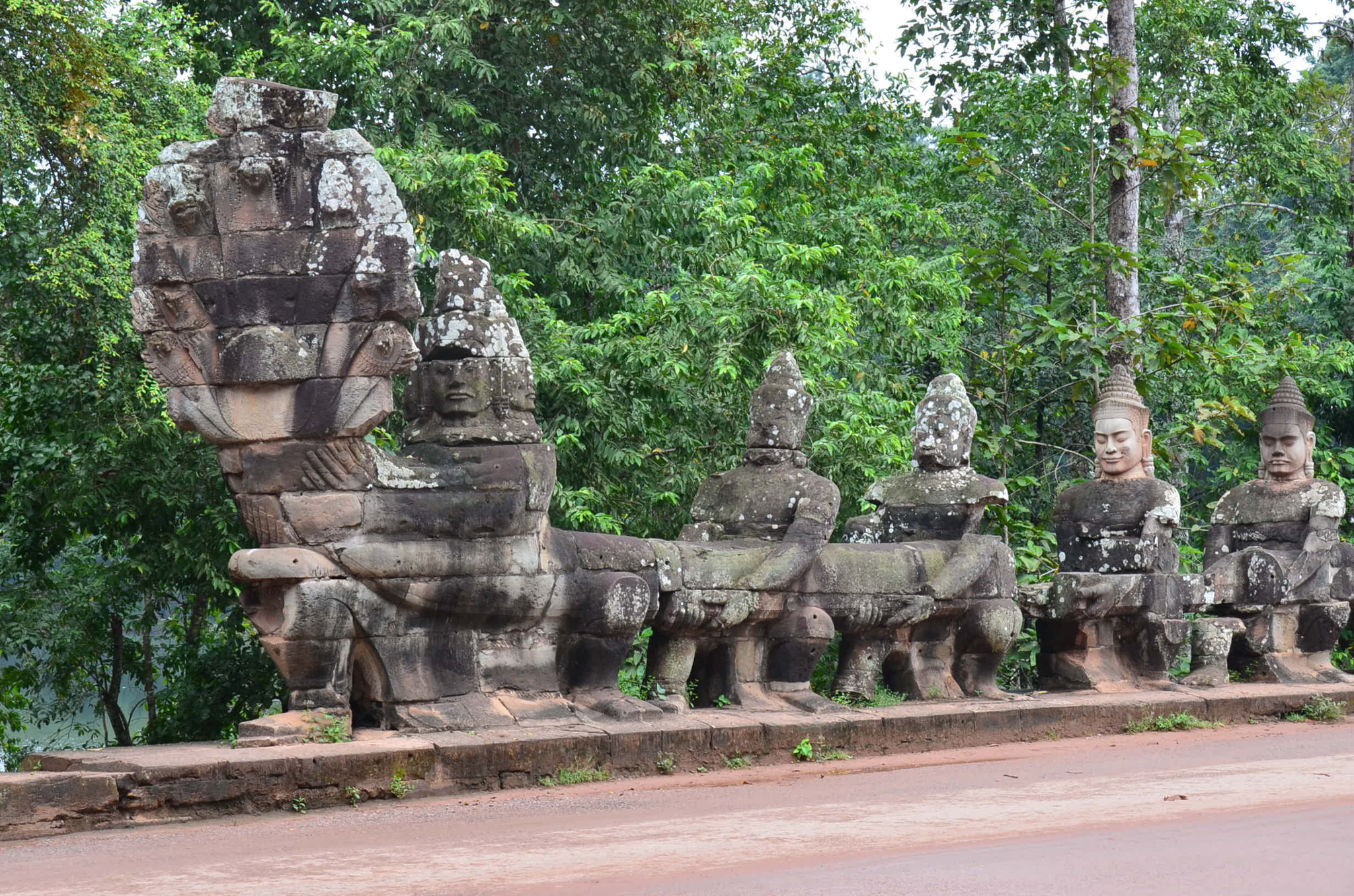 アンコールトムの入口にある蛇をひっぱる像たち。独創的