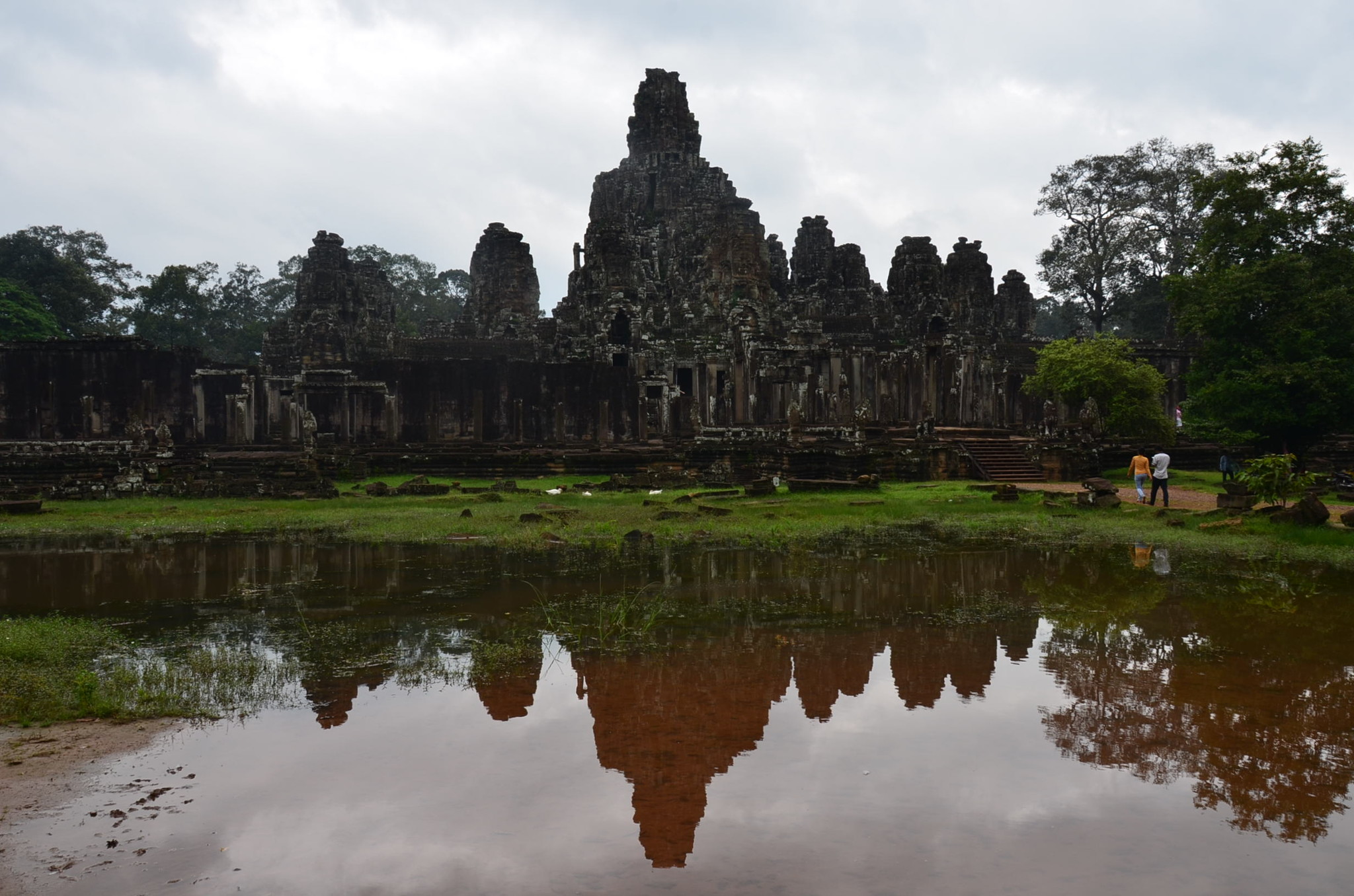 アンコールトムのバイヨン寺院。こちらも鏡面反射