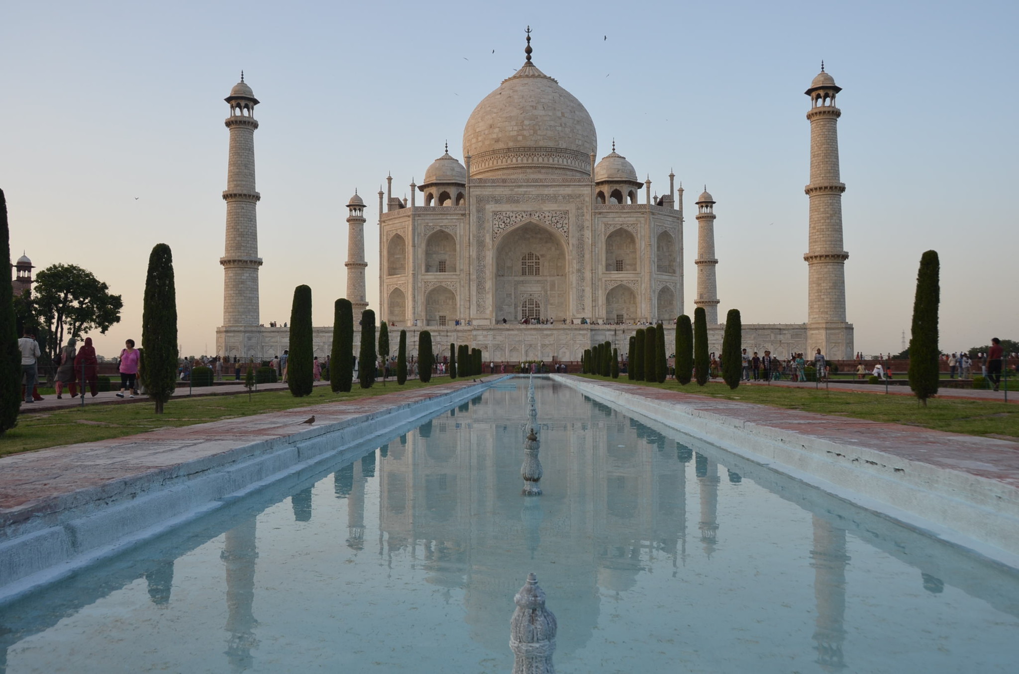 夕方のタージマハル。水面に映って幻想的