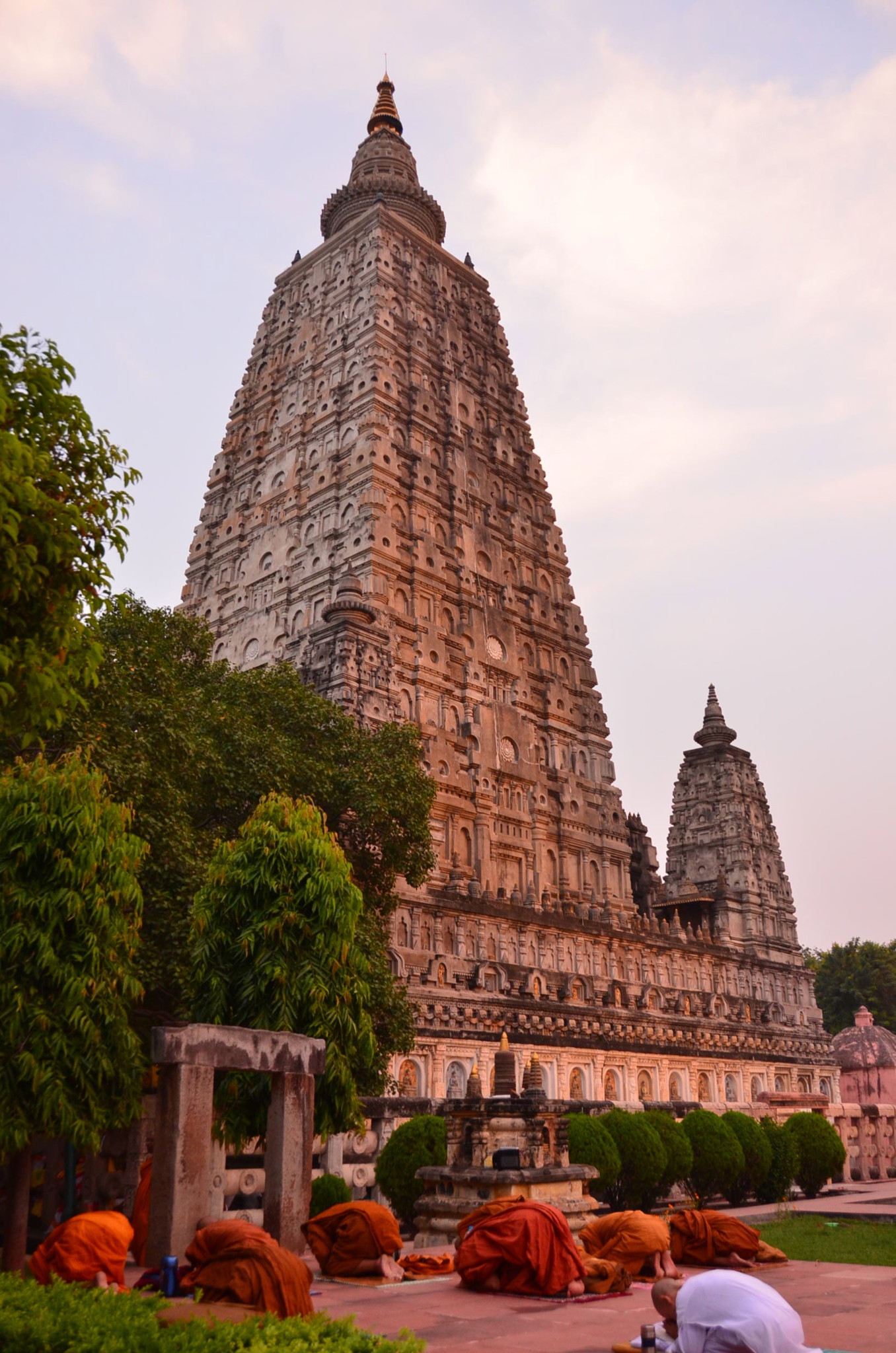 マハーボディー寺院で念仏を唱えるひとびと